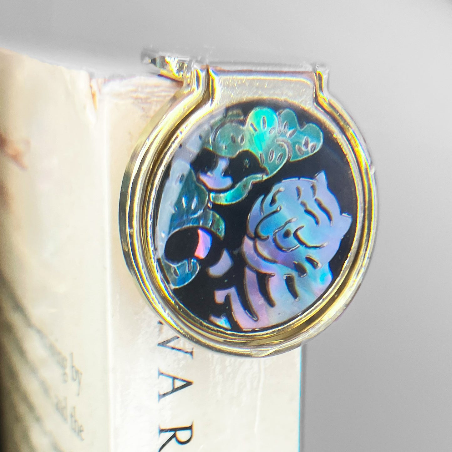 The Bookwedge: A Tiger and a Magpie (2in1 bookmark & page holder thumb ring w. mother-of-pearl fingerpad)