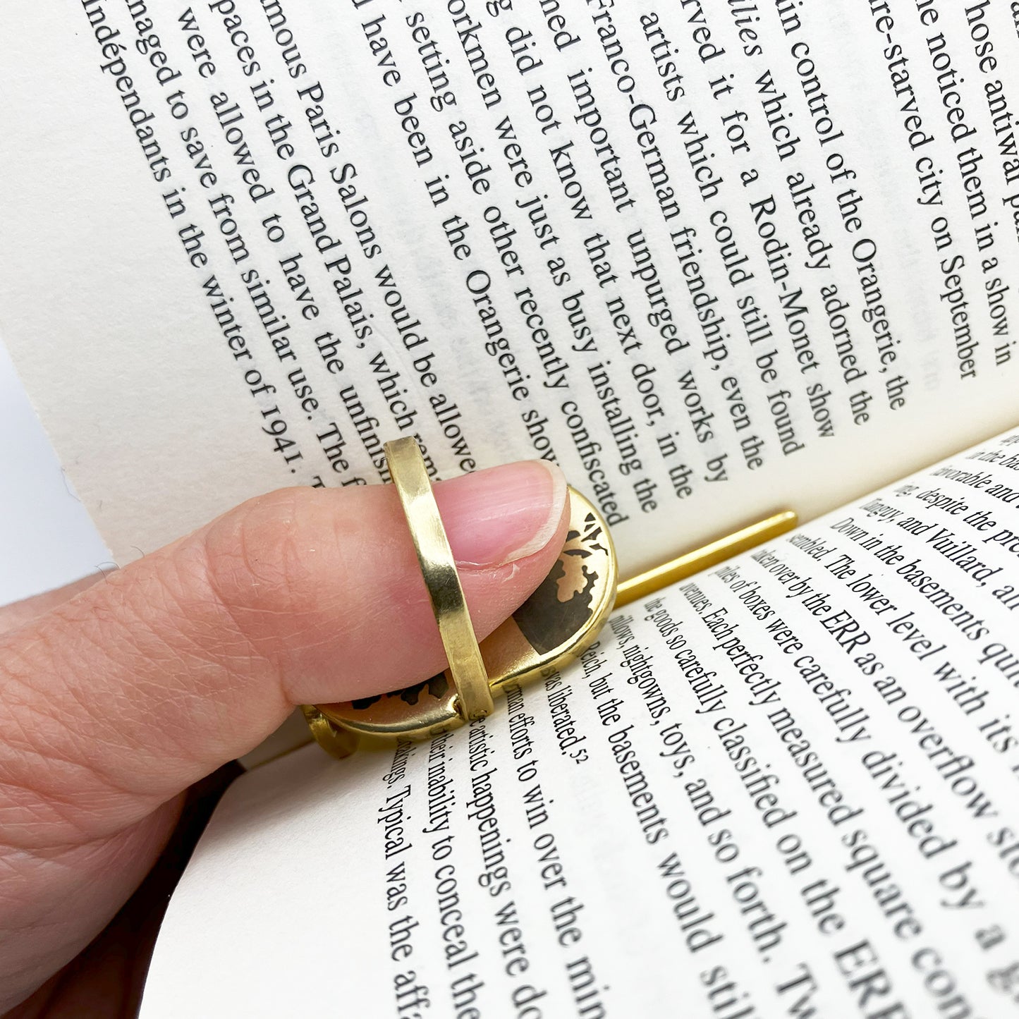 The Bookwedge: A Tiger and a Magpie (2in1 bookmark & page holder thumb ring w. mother-of-pearl fingerpad)