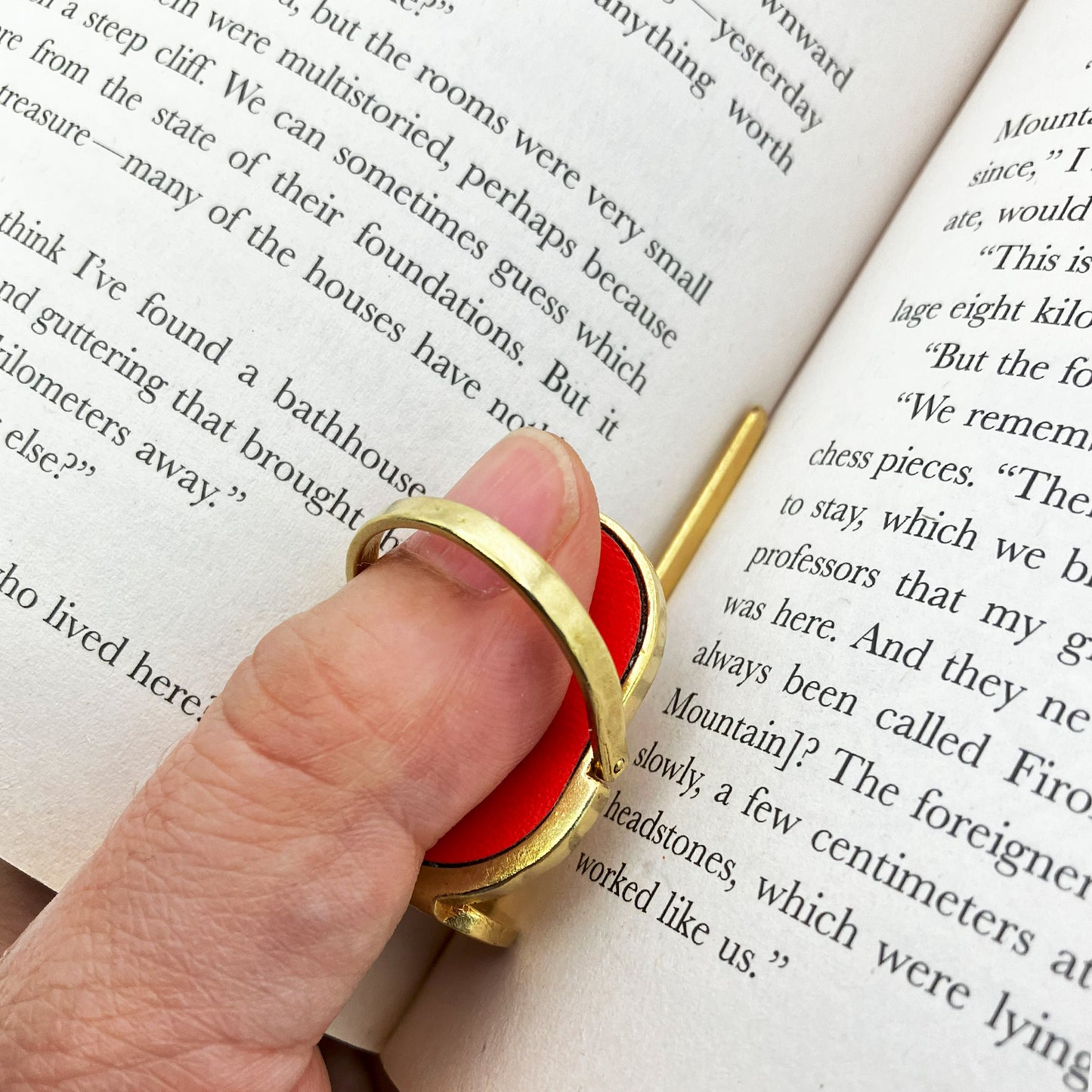 The Bookwedge: 2in1 bookmark & page holder thumb ring (Minimal Leather)