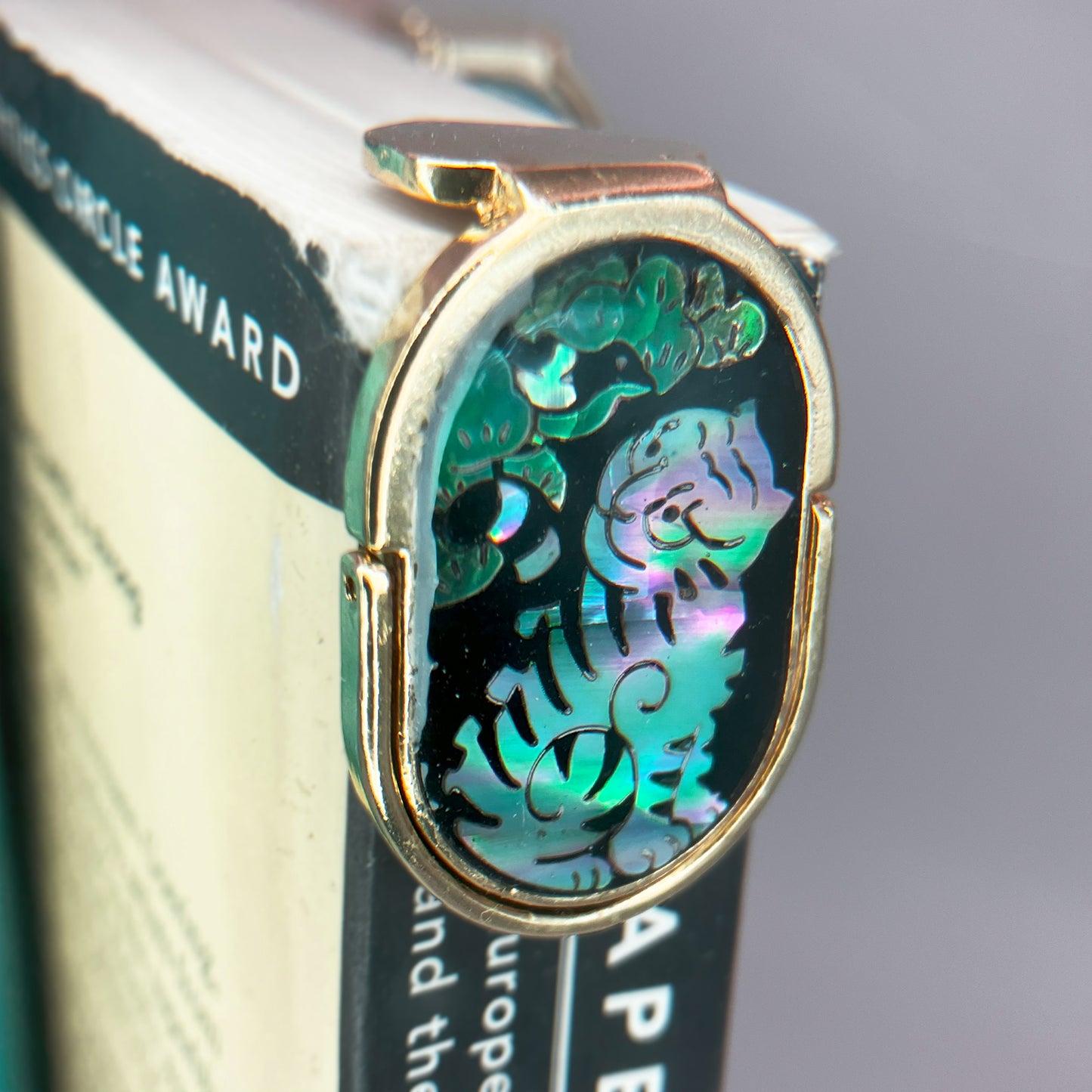 The Bookwedge: A Tiger and a Magpie (2in1 bookmark & page holder thumb ring w. mother-of-pearl fingerpad)
