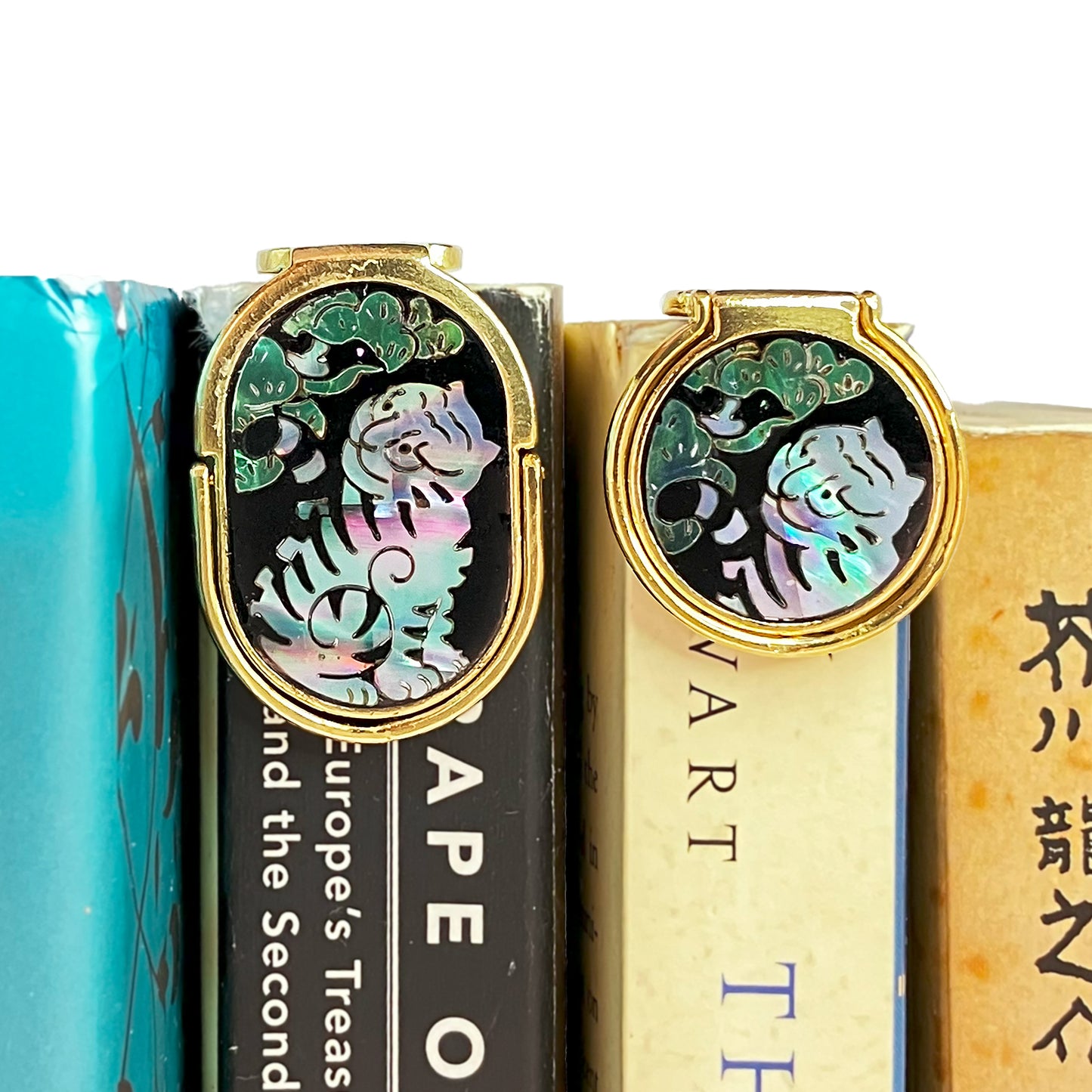 The Bookwedge: A Tiger and a Magpie (2in1 bookmark & page holder thumb ring w. mother-of-pearl fingerpad)