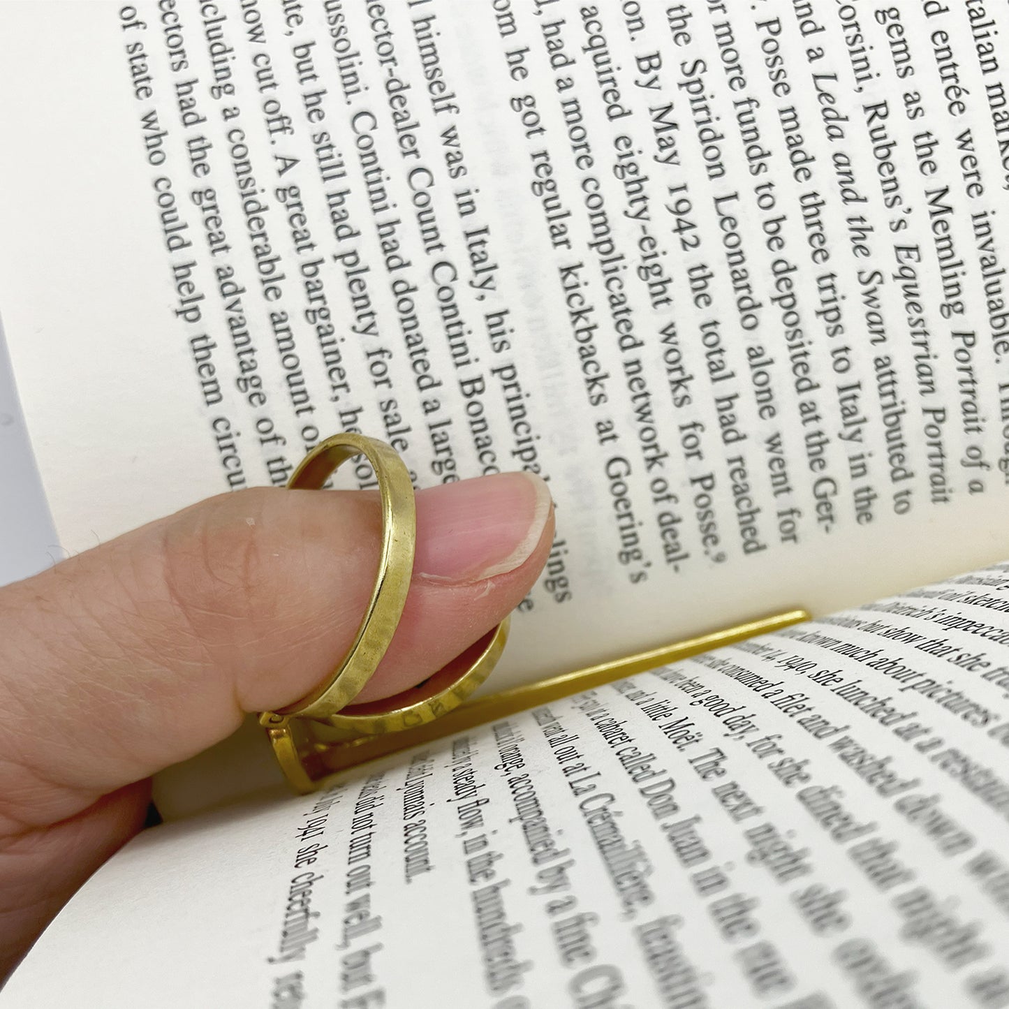 The Bookwedge: A Tiger and a Magpie (2in1 bookmark & page holder thumb ring w. mother-of-pearl fingerpad)